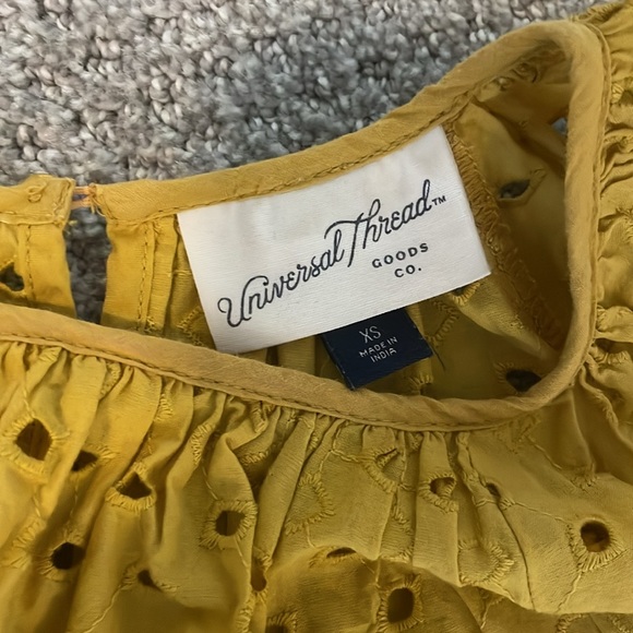 Universal Thread Eyelet Top - Picture 2 of 3